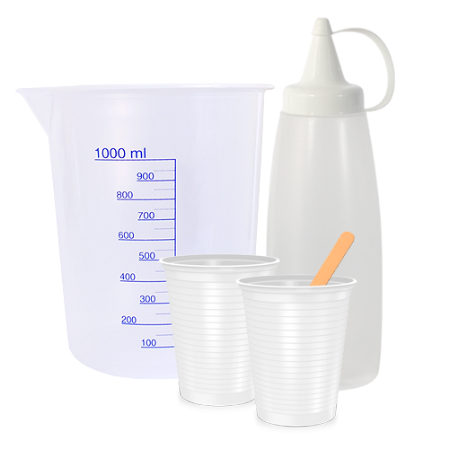 Kit de resinagem com copos descartáveis, palitos de madeira, bisnaga e copo medidor.